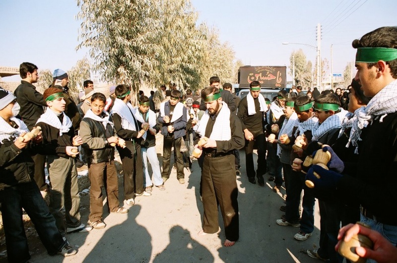 پرونده:مراسم سنگ‌زنی در اصفهان.jpg